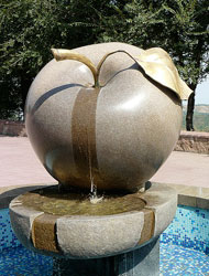 Фонтан-памятник яблоку – прославленному алма-атинскому апорту – символу города Алма-Аты