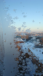 Морозные пушинки (о морозных узорах и царапинах на стекле) :: январь 2010 года, г. Курск